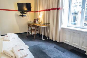 Фото номера Улучшенный двухместный номер с 1 кроватью Апарт-отели Home Hotel г. Краков 8