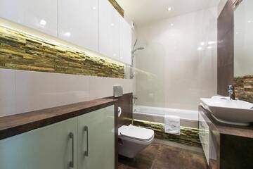 Фото номера Улучшенные апартаменты с 1 спальней Апарт-отели EXCLUSIVE Aparthotel г. Краков 2