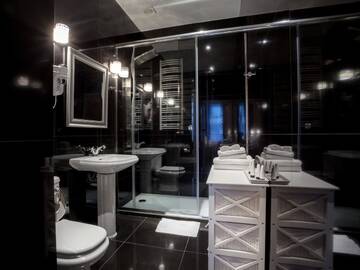 Фото номера Двухместный номер «Премиум» с 1 кроватью Апарт-отели Aparthotel Betmanowska Main Square Residence г. Краков 2