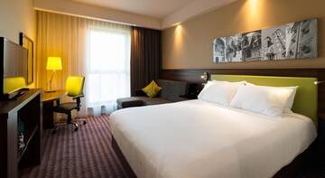 Фото номера Номер с кроватью размера «queen-size» Отель Hampton by Hilton Krakow г. Краков 7