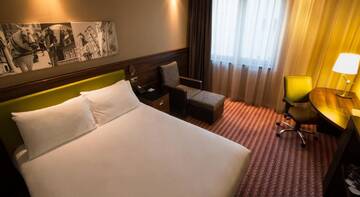 Фото номера Номер с кроватью размера «queen-size» Отель Hampton by Hilton Krakow г. Краков 3