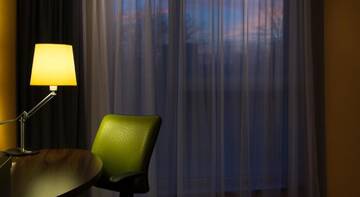 Фото номера Угловой номер с кроватью размера «queen-size» Отель Hampton by Hilton Krakow г. Краков 4