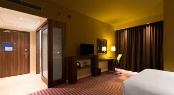 Фото номера Угловой номер с кроватью размера «queen-size» Отель Hampton by Hilton Krakow г. Краков 3