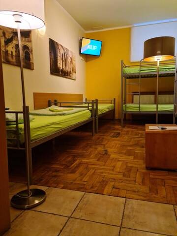 Фото номера Cемейный номер с собственной ванной комнатой Хостелы Amber Hostel г. Краков 4
