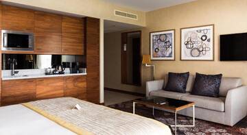 Фото номера Полулюкс с кроватью размера «king-size» Отель DoubleTree by Hilton Krakow Hotel &amp; Convention Center г. Краков 2