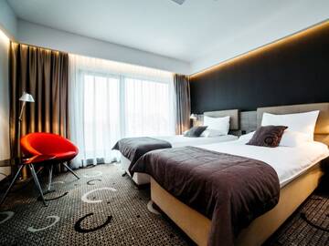 Фото номера Двухместный номер с 2 отдельными кроватями Отель Q Hotel Plus Kraków г. Краков 2