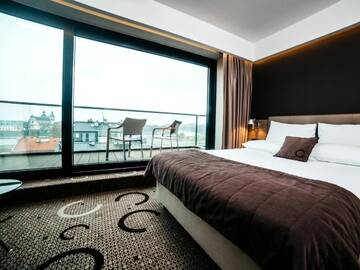 Фото номера Двухместный номер Делюкс с 1 кроватью и балконом Отель Q Hotel Plus Kraków г. Краков 6