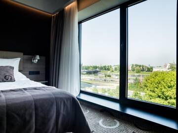Фото номера Двухместный номер Делюкс с 1 кроватью и балконом Отель Q Hotel Plus Kraków г. Краков 3