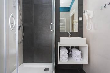 Фото номера Стандартный трехместный номер Апарт-отели Krakow B&amp;B г. Краков 9