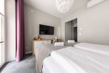 Фото номера Номер с кроватью размера «king-size» и балконом Апарт-отели PlayRoom Aparthotel г. Краков 4