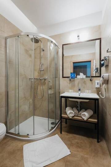 Фото номера Стандартный двухместный номер с 1 кроватью Отель Hotel 32 Kraków Old Town г. Краков 3