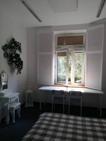 Фото номера Двухместный номер с 1 кроватью, вид на сад Хостелы Master Corner Guest Rooms г. Краков 2