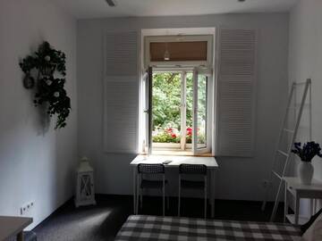 Фото номера Двухместный номер с 1 кроватью, вид на сад Хостелы Master Corner Guest Rooms г. Краков 23
