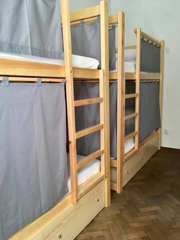 Фото номера Кровать в общем 6-местном номере для мужчин и женщин Хостелы Bison Hostel г. Краков 2