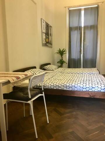 Фото номера Просторный двухместный номер с 2 отдельными кроватями Хостелы Bison Hostel г. Краков 2