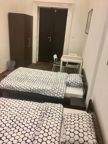 Фото номера Просторный двухместный номер с 2 отдельными кроватями Хостелы Bison Hostel г. Краков 8