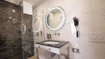 Фото номера Двухместный номер Делюкс с 1 кроватью Апарт-отели SZEWSKA 22 BOUTIQUE г. Краков 9