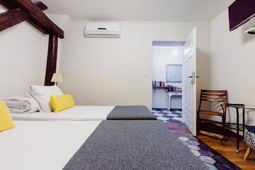 Фото номера Апартаменты с 3 спальнями Апартаменты Kings City - Zyblikiewicza Apartment г. Краков 9
