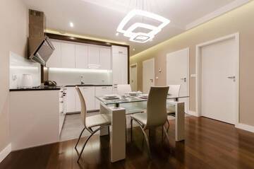 Фото номера Улучшенные апартаменты с 3 спальнями Апартаменты Old Town Luxury Apartment г. Краков 42