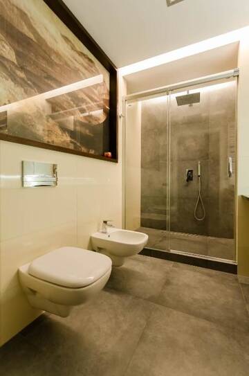 Фото номера Улучшенные апартаменты с 3 спальнями Апартаменты Old Town Luxury Apartment г. Краков 52