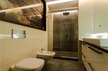 Фото номера Улучшенные апартаменты с 3 спальнями Апартаменты Old Town Luxury Apartment г. Краков 60