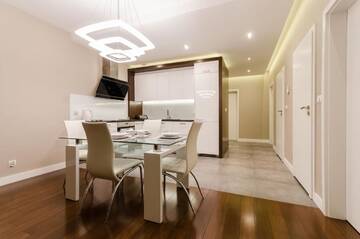 Фото номера Улучшенные апартаменты с 3 спальнями Апартаменты Old Town Luxury Apartment г. Краков 26