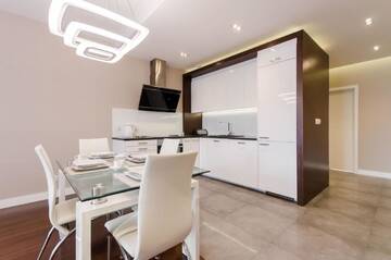 Фото номера Улучшенные апартаменты с 3 спальнями Апартаменты Old Town Luxury Apartment г. Краков 29