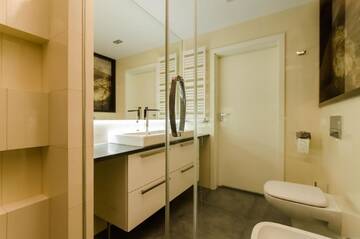 Фото номера Улучшенные апартаменты с 3 спальнями Апартаменты Old Town Luxury Apartment г. Краков 24