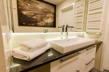 Фото номера Улучшенные апартаменты с 3 спальнями Апартаменты Old Town Luxury Apartment г. Краков 62