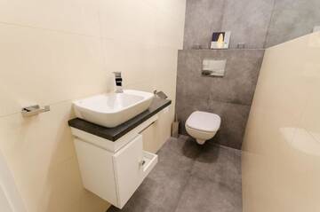Фото номера Улучшенные апартаменты с 3 спальнями Апартаменты Old Town Luxury Apartment г. Краков 35