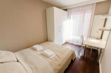 Фото номера Улучшенные апартаменты с 3 спальнями Апартаменты Old Town Luxury Apartment г. Краков 37