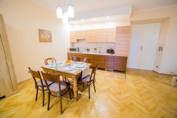 Фото номера Апартаменты с 3 спальнями и видом на город Апартаменты Market Square Residence г. Краков 65