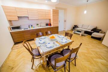 Фото номера Апартаменты с 3 спальнями и видом на город Апартаменты Market Square Residence г. Краков 64