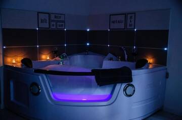 Фото номера Апартаменты Делюкс Апартаменты Cracow Jacuzzi Apartments - White Room г. Краков 43