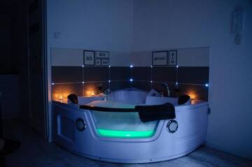 Фото номера Апартаменты Делюкс Апартаменты Cracow Jacuzzi Apartments - White Room г. Краков 47