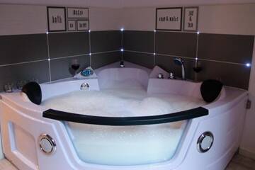 Фото номера Апартаменты Делюкс Апартаменты Cracow Jacuzzi Apartments - White Room г. Краков 50
