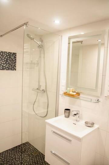 Фото номера Апартаменты Делюкс Апартаменты Cracow Jacuzzi Apartments - White Room г. Краков 54