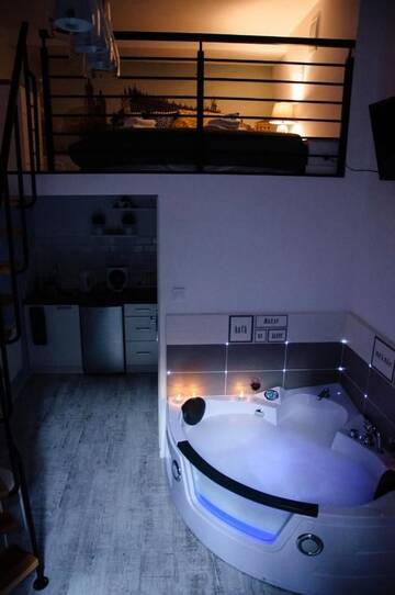 Фото номера Апартаменты Делюкс Апартаменты Cracow Jacuzzi Apartments - White Room г. Краков 23