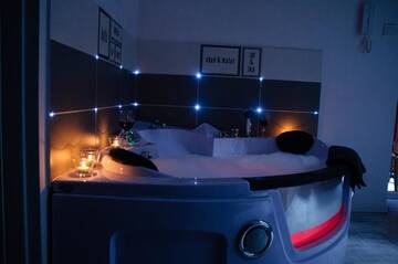 Фото номера Апартаменты Делюкс Апартаменты Cracow Jacuzzi Apartments - White Room г. Краков 66