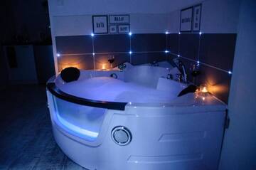 Фото номера Апартаменты Делюкс Апартаменты Cracow Jacuzzi Apartments - White Room г. Краков 63