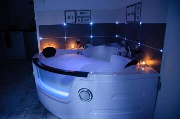 Фото номера Апартаменты Делюкс Апартаменты Cracow Jacuzzi Apartments - White Room г. Краков 35