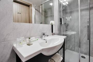Фото номера Двухместный номер с 2 отдельными кроватями Отель Golden Tulip Krakow Kazimierz г. Краков 2
