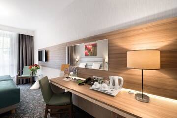 Фото номера Двухместный номер с 2 отдельными кроватями Отель Golden Tulip Krakow Kazimierz г. Краков 6