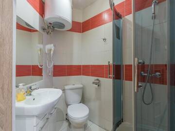 Фото номера Четырехместный номер с собственной ванной комнатой Гостевой дом 70s Guest room г. Краков 4