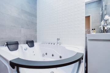 Фото номера Апартаменты Делюкс с гидромассажной ванной Апартаменты Leo Apartments Main Square г. Краков 23