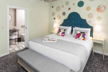 Фото номера Номер с  кроватью размера &quot;queen-size&quot; для некурящих Отель Hotel Indigo Krakow - Old Town г. Краков 9