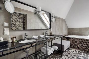 Фото номера Люкс с кроватью размера «king-size» Отель Hotel Indigo Krakow - Old Town г. Краков 10