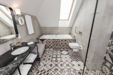Фото номера Люкс с кроватью размера «king-size» Отель Hotel Indigo Krakow - Old Town г. Краков 8