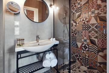 Фото номера Стандартный номер с кроватью размера &quot;king-size&quot; Отель Hotel Indigo Krakow - Old Town г. Краков 10