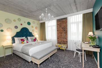 Фото номера Улучшенный номер для некурящих с 1 кроватью размера &quot;king-size&quot; Отель Hotel Indigo Krakow - Old Town г. Краков 24
